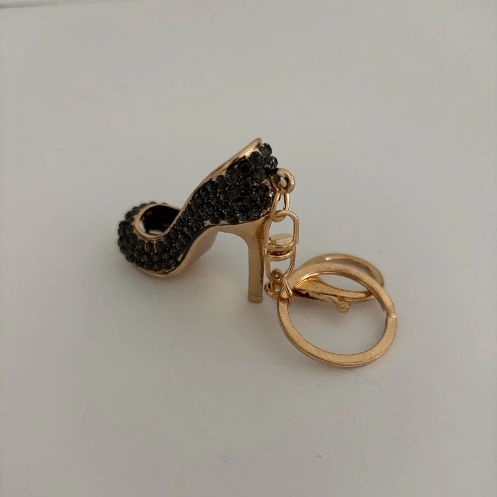 Elegant Black and Gold High Heel Keychain - Picture 4 of 6